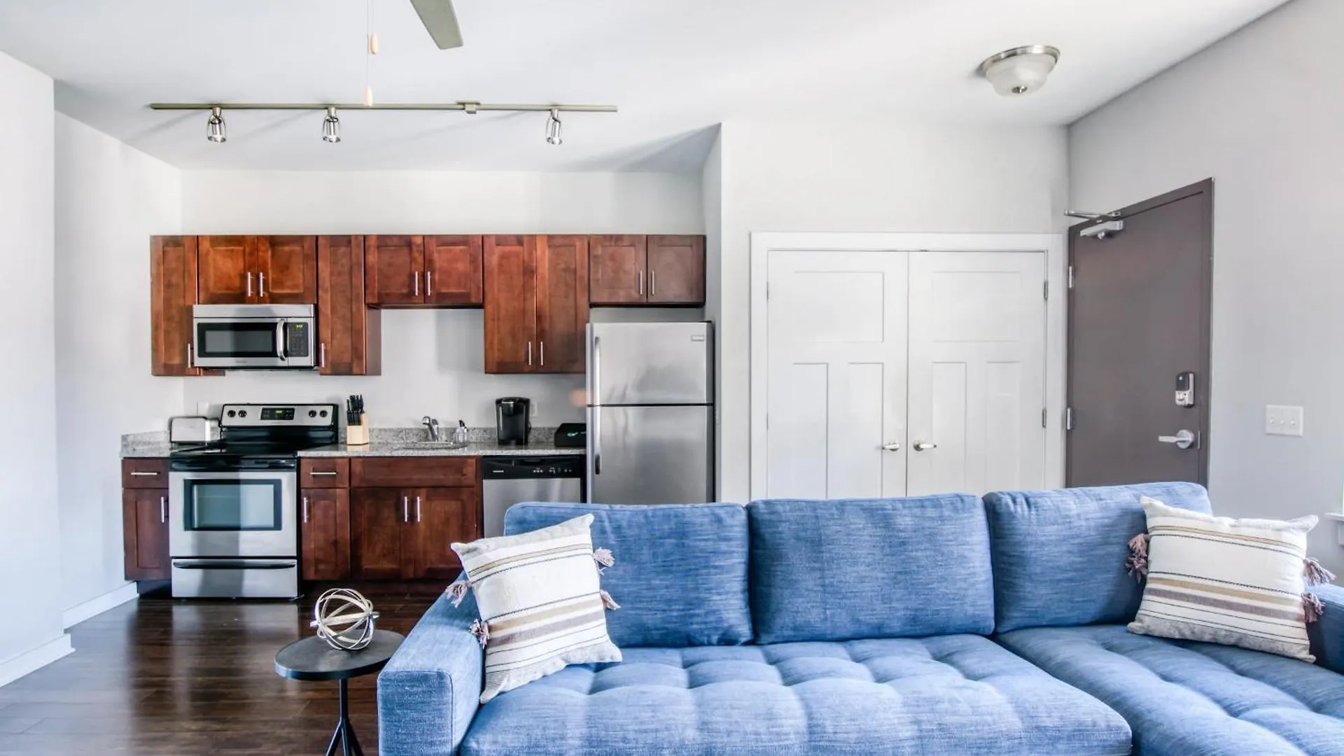 Cozysuites Music Row Modern 1Br With Free Parking! 47 ナッシュビル 0*,  米国
